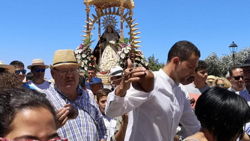 Dos tocadores con sus chácaras.