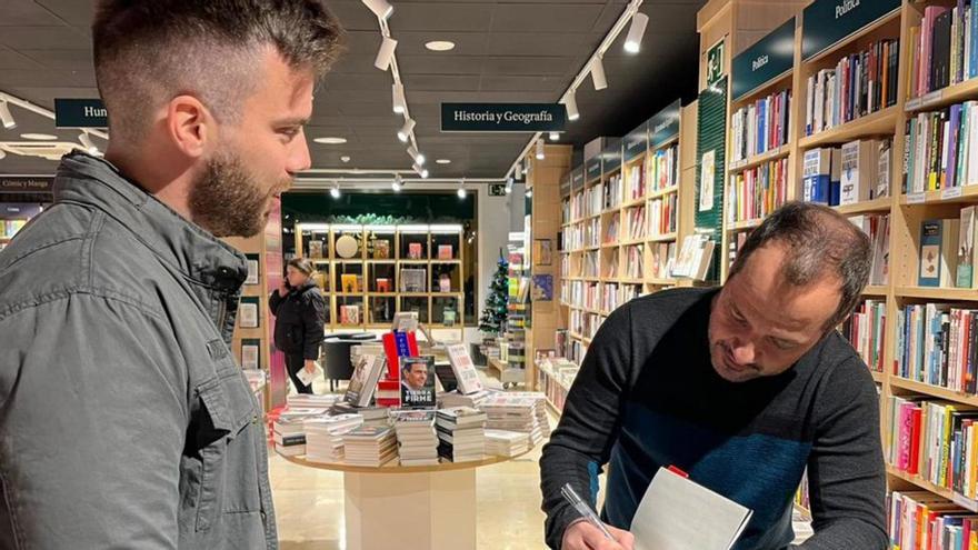 Córdoba recibe a Ángel Martín con largas colas en su firma de libros