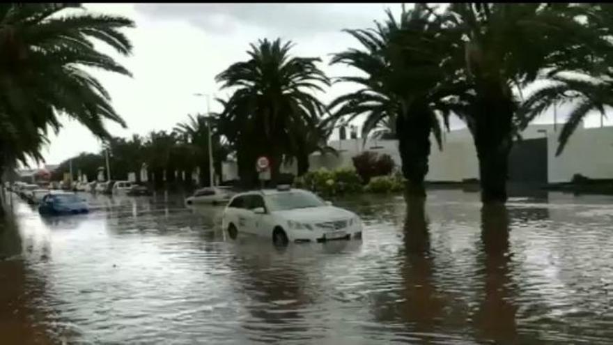 La lluvia anegó Costa Teguise