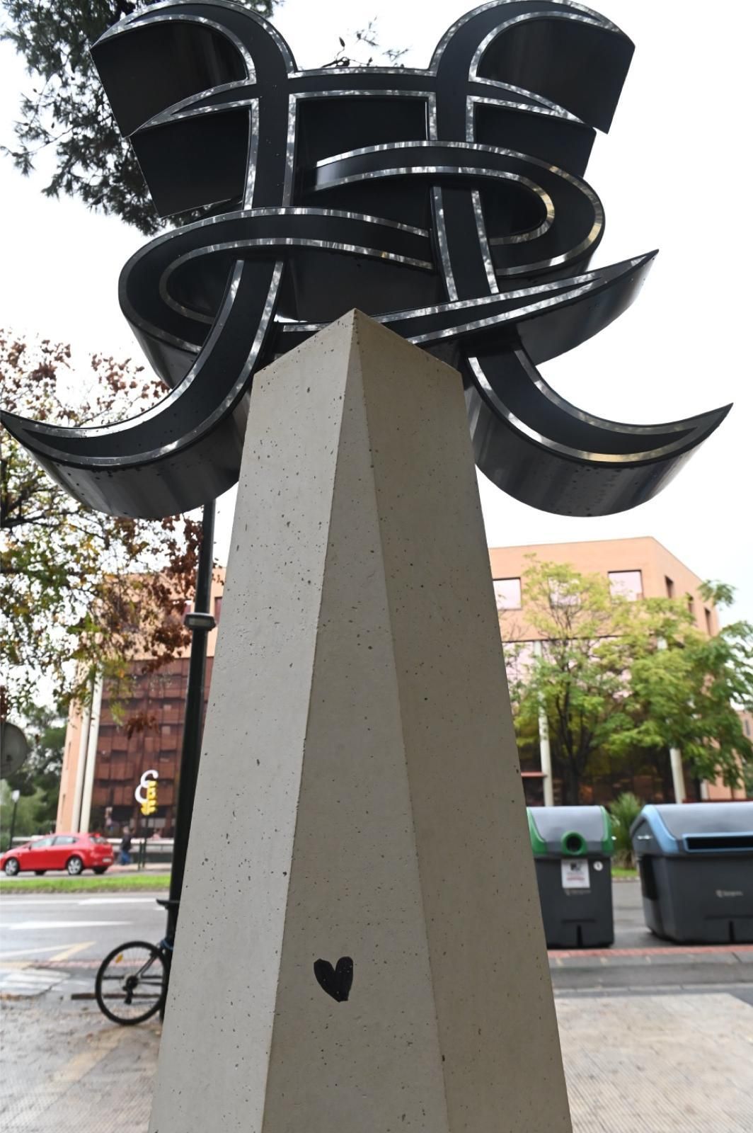Vandalizan la escultura de Héroes del silencio
