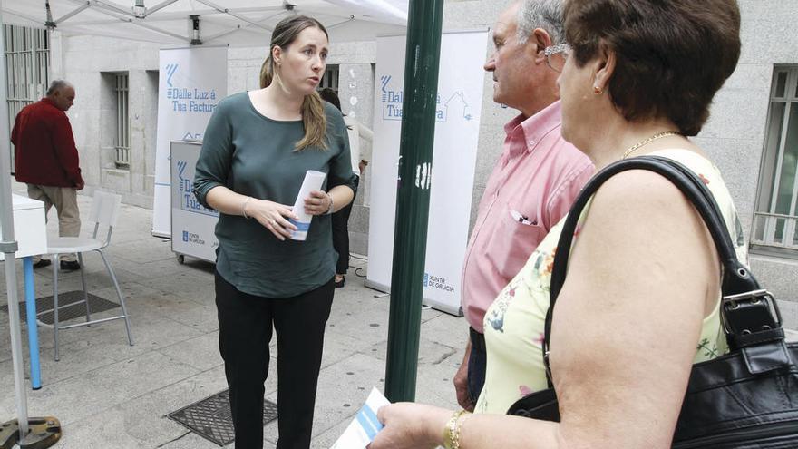 Estand de información energética colocado en la calle del Paseo ayer a la mañana. // Iñaki Osorio