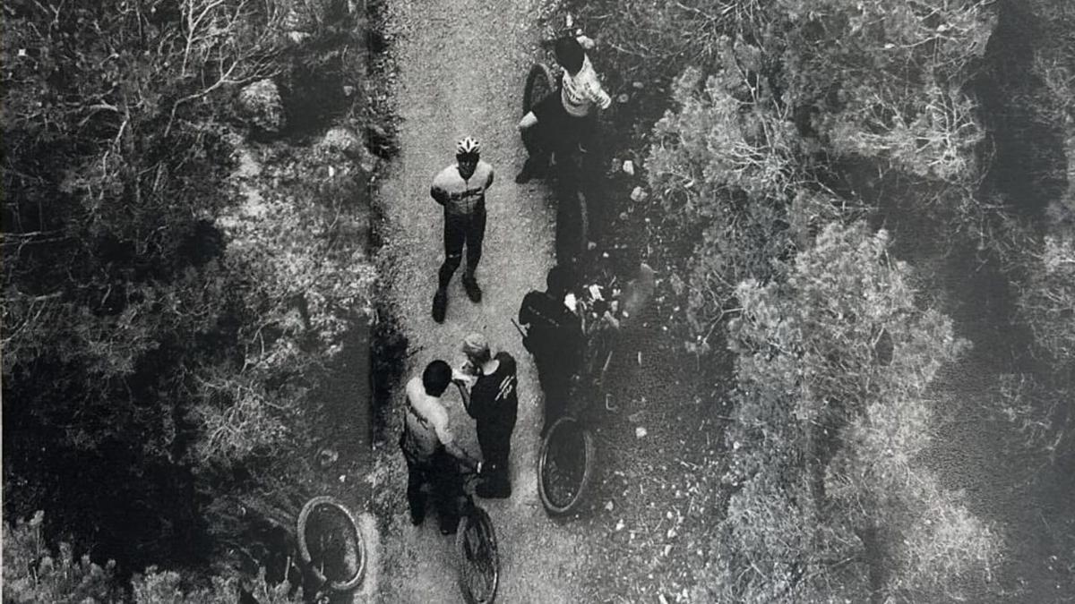 Ciclistas de montaña siendo sancionados en una imagen tomada por dron por las autoridades.