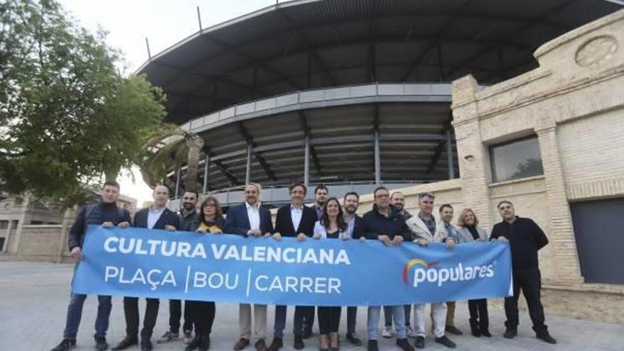 La candidata Belén Hoyo, ayer junto a la plaza de toros de Xàtiva con candidatos del PP de municipios donde se prohíben los toros.