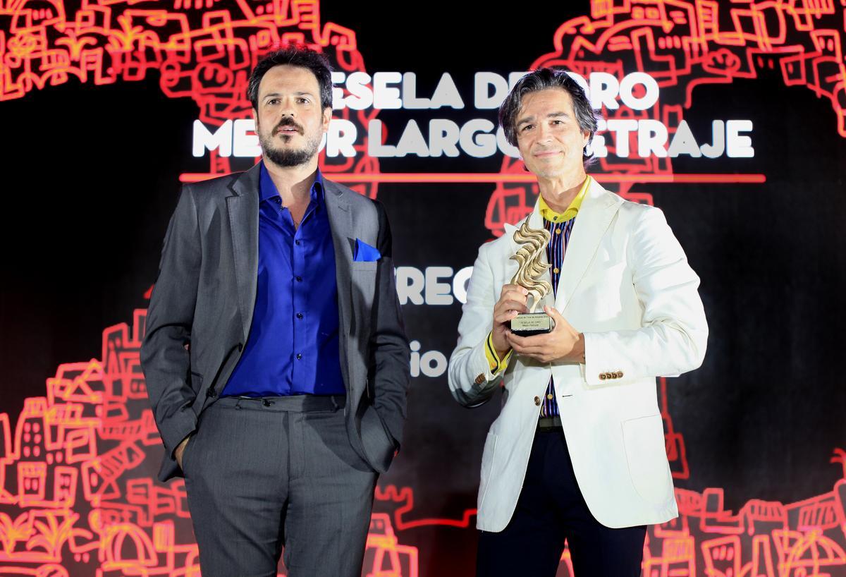 A la izquierda, el director Mario Hernández