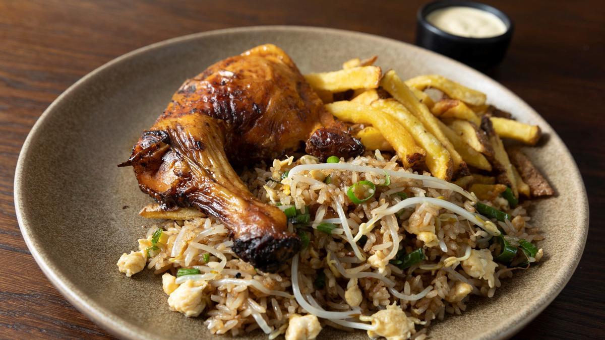 El ’mostrito’: pollo, arroz chaufa y patatas fritas del restaurante Warike.