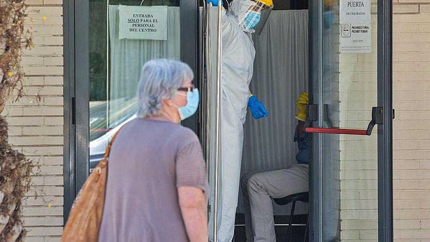 Barceló deja en manos de los hospitales qué centros de salud abrirán por la tarde