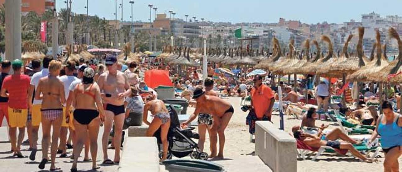 Los sindicatos prevén una avalancha de turistas durante este verano y advierten de los casos de sobreocupación en los hoteles.