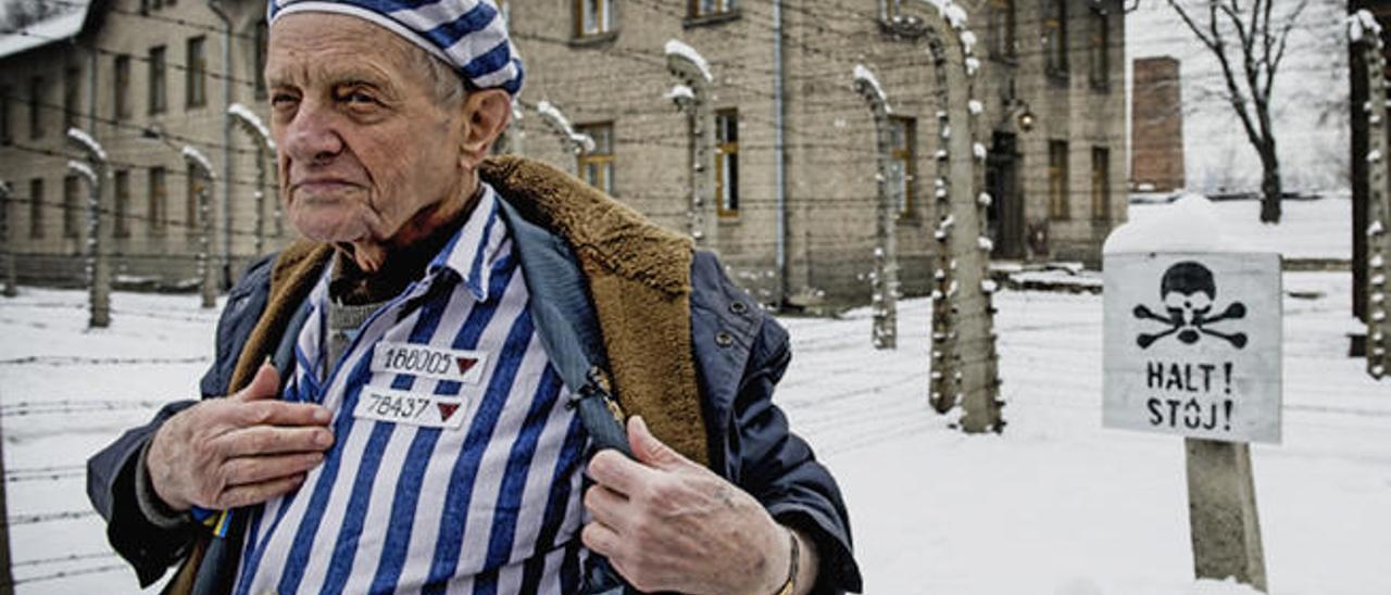 Un sobreviviente visitando Auschwitz.