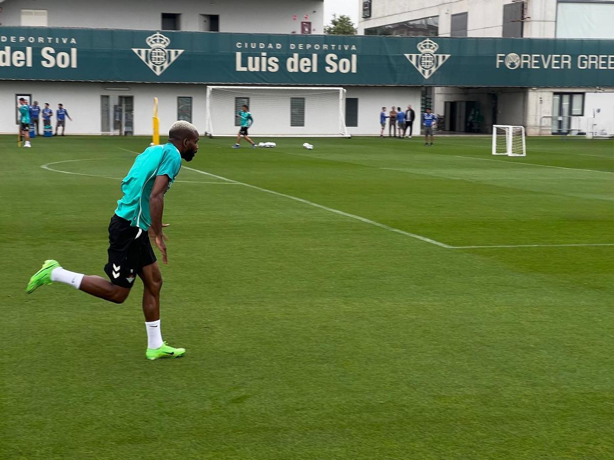 Cédric Bakambu, en el entrenamiento del Betis previo a Osasuna en la CD Luis del Sol