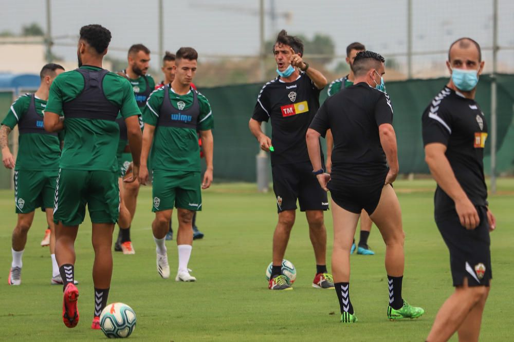 Se trata de su primer entrenamiento en este complejo deportivo para preparar el partido de mañana (22.00) en el Martínez Valero frente al Real Zaragoza.