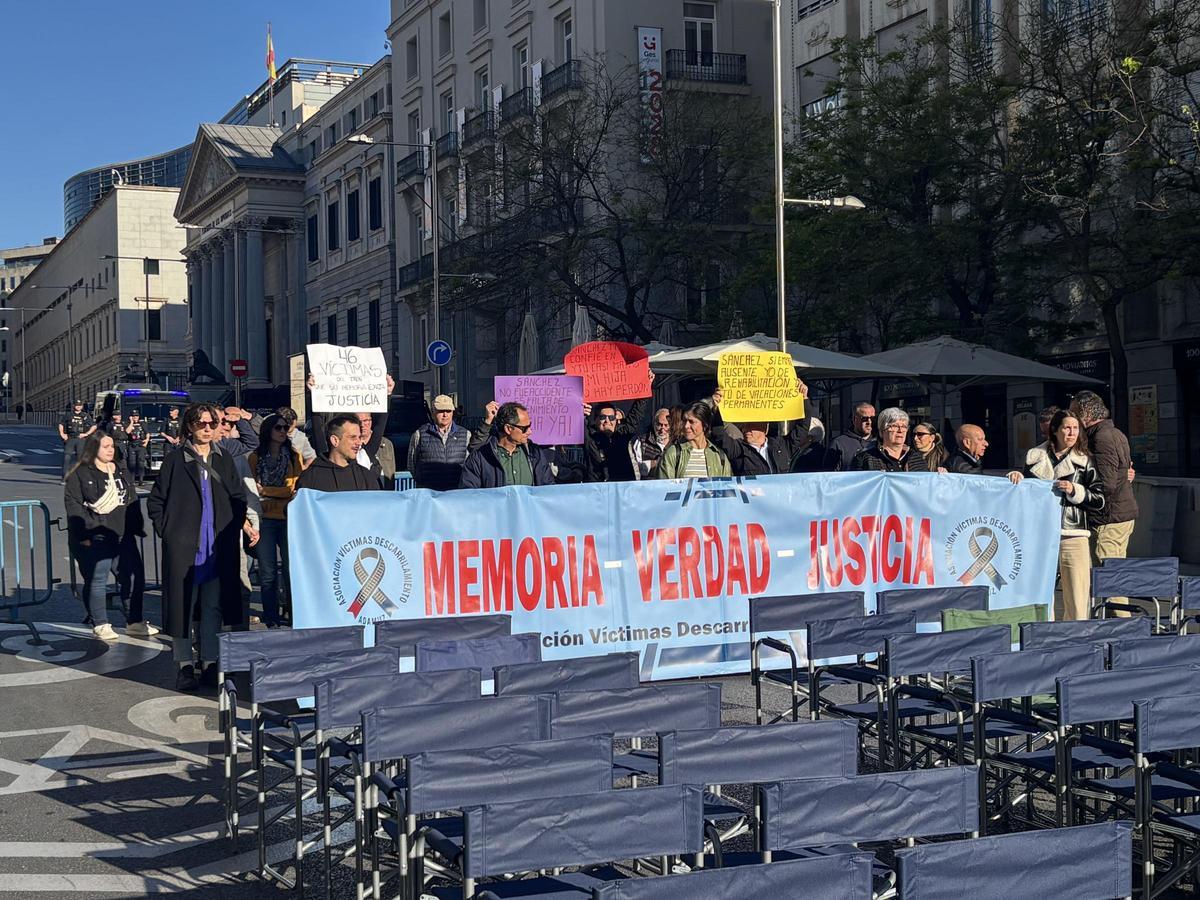Un grupo de manifestantes sujetando la pancarta de la concentración
