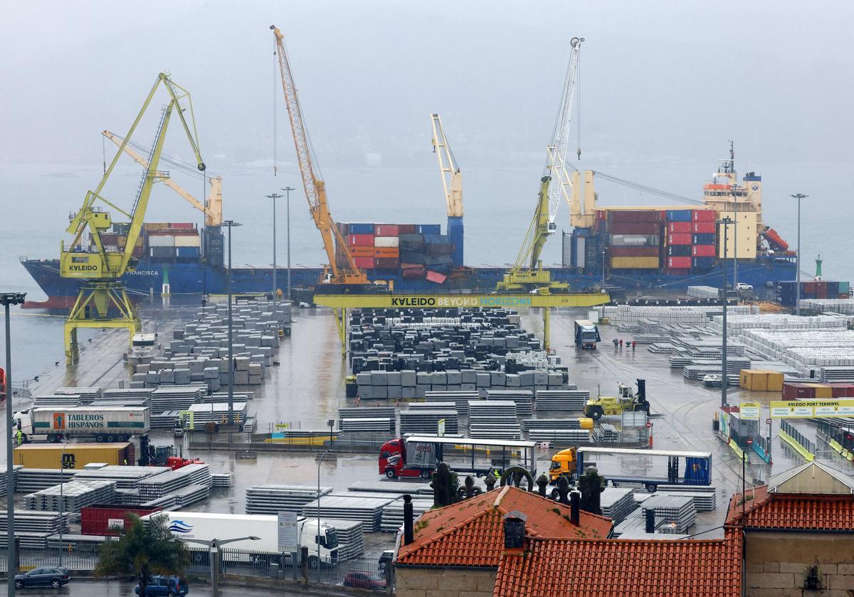 Llega a Vigo un buque mercante con un espectacular corrimiento de carga causado por el fuerte oleaje