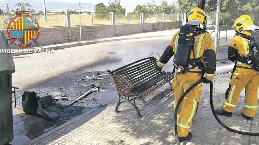 Un incendio daña dos contenedores, un banco y un árbol en Palma