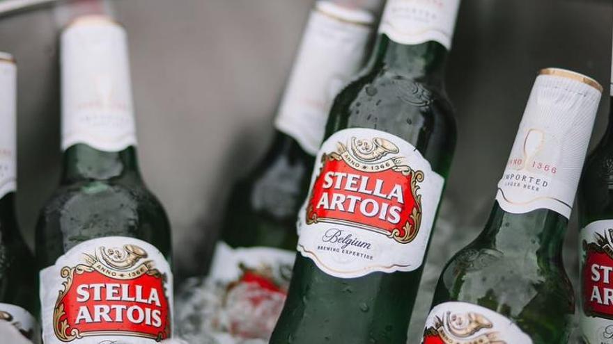 Stella Artois retira cerveses del mercat espanyol per contenir partícules de cristall