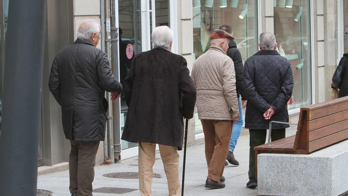 Gente mayor paseando