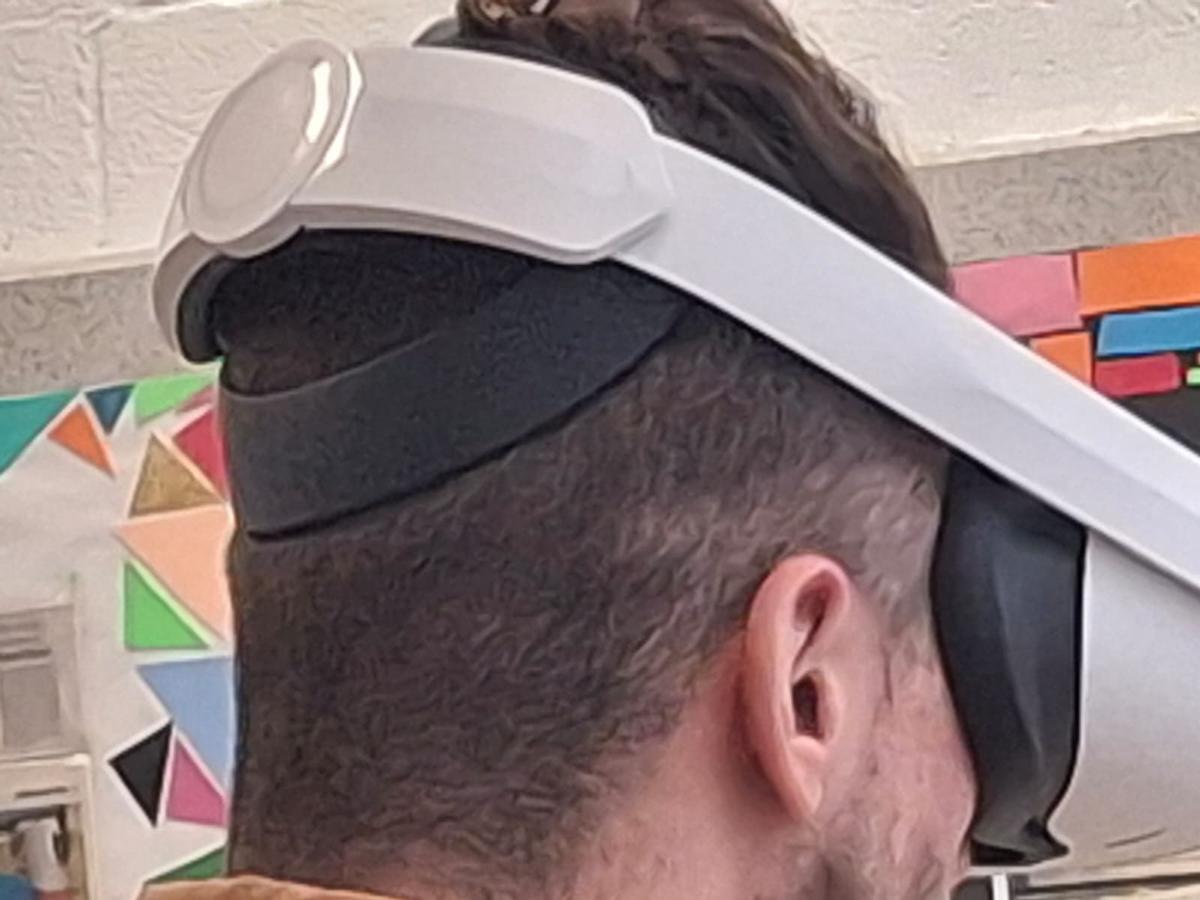 Un interno con gafas de realidad virtual dentro de la terapia