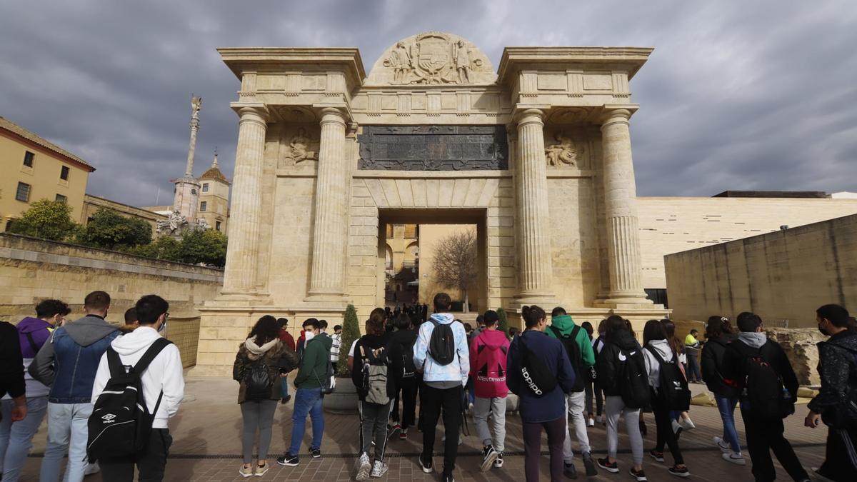 La Puerta del Puente luce ya sin vallas de obra.