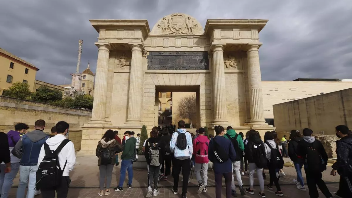 Córdoba 'estrena' una Puerta del Puente restaurada con última tecnología