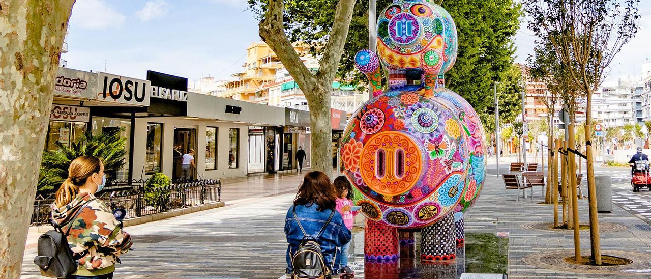 Las esculturas de &quot;Galaxia Hung&quot; en Benidorm.