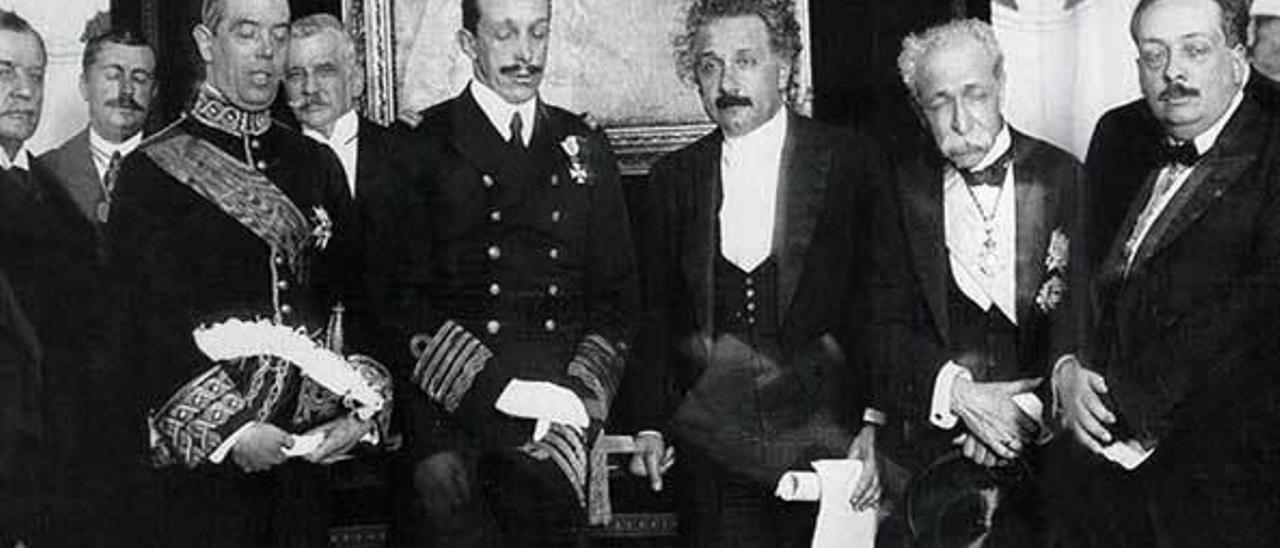 Einstein, tercero por la derecha, en la audiencia con Alfonso XIII, a su derecha.