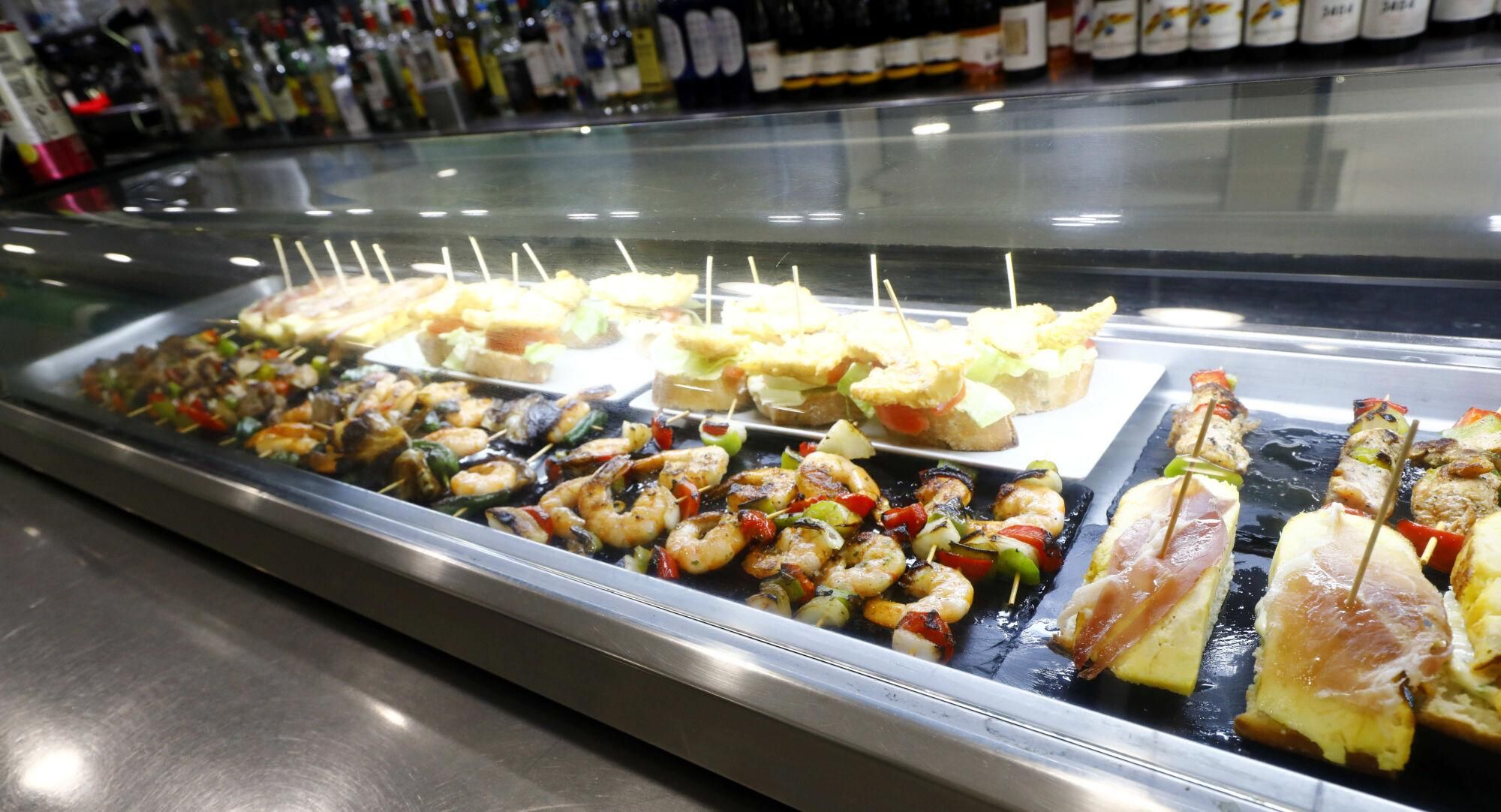 En imágenes | Bar 212, el negocio que lleva la tradición del juepincho a Las Delicias con tapas a 1€