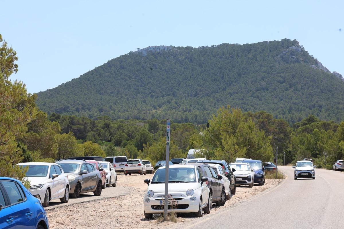Crónica de un domingo en cala d'Hort con el aparcamiento cerrado.