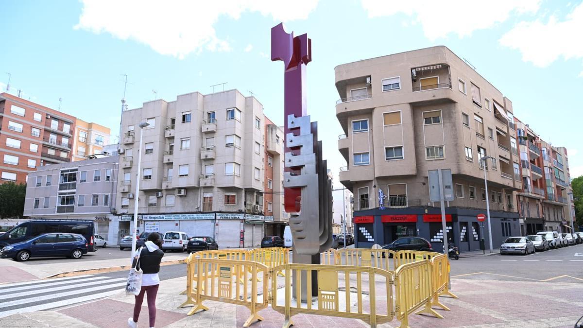 La escultura de Salvador Soria, ya instalada en Pedro Juan Perpiñán, en una imagen de este mismo lunes.