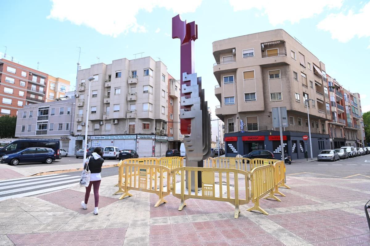 La escultura de Salvador Soria, ya instalada en Pedro Juan Perpiñán, en una imagen de este mismo lunes.