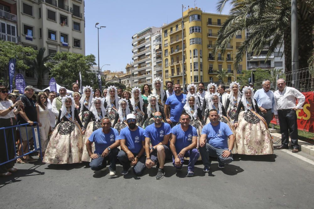 La pirotecnia Del Mediterráneo ofrece una mascletà marcada por la intensidad y con un potente terremoto final a dos alturas que ha provocado la rotura de un cristal del entorno de la plaza y daños en