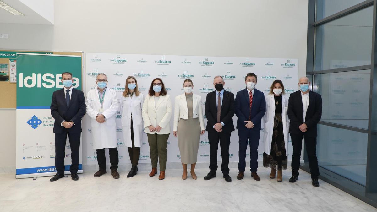 Imagen de grupo de los responsables del IdISBa, de la presidenta del Govern y de la consellera de Salud
