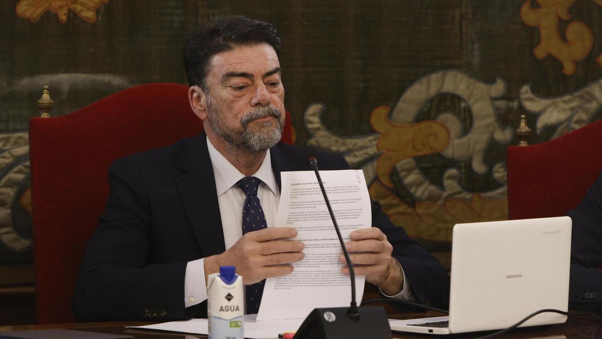 El alcalde de Alicante, Luis Barcala, el pasado jueves en el pleno extraordinario
