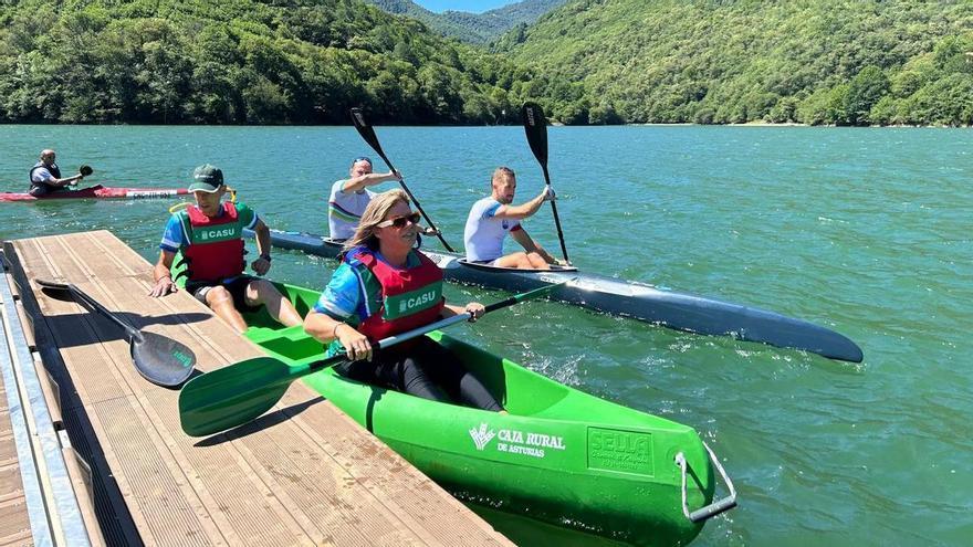 La Vicepresidenta se sube a la canoa para avalar el potencial turístico y deportivo de la navegación en Tanes: "Estoy segura de que Redes tendrá cada vez más visitantes"