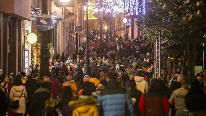 Lo nunca visto en Oviedo, ni un alfiler cabía en las calles del centro por el puente festivo