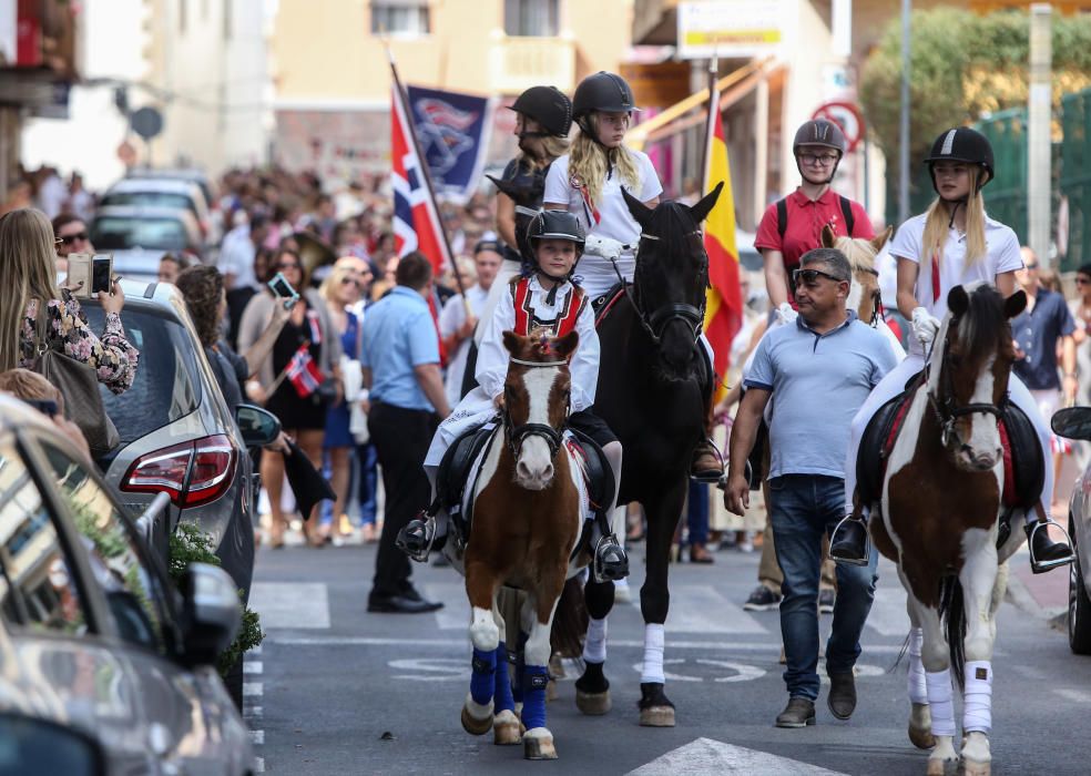 Los residentes visten trajes regionales y participan masivamente en un pasacalle y los parlamentos para conmemorar la festividad