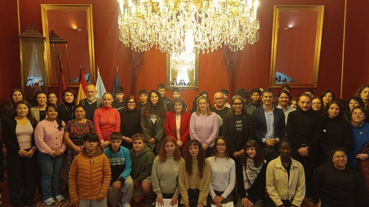 Imaxe de grupo dos asistentes ao acto institucional do Concello de Santiago polo 25N