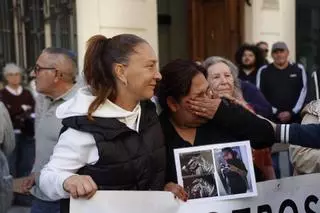 Protestas de las víctimas a las puertas de les Corts