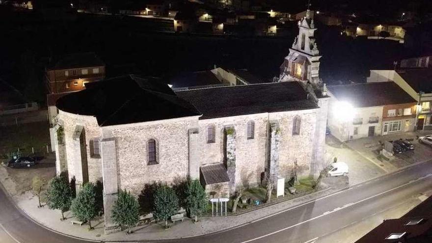 Imagen aérea del Santuario de la Virgen de la Salud de Alcañices, con iluminación nocturna.