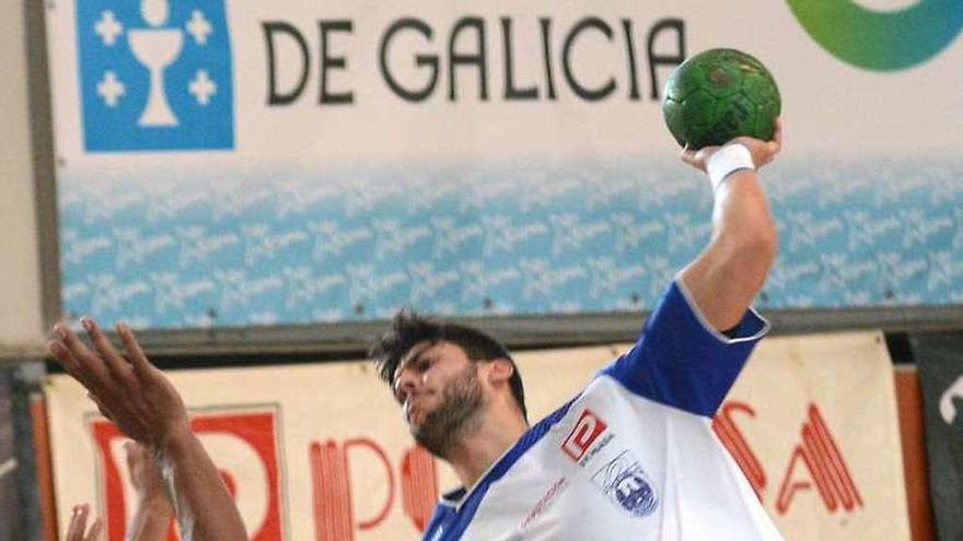 Pombo lanzando a portería durante un partido de liga. // Rafa Vázquez