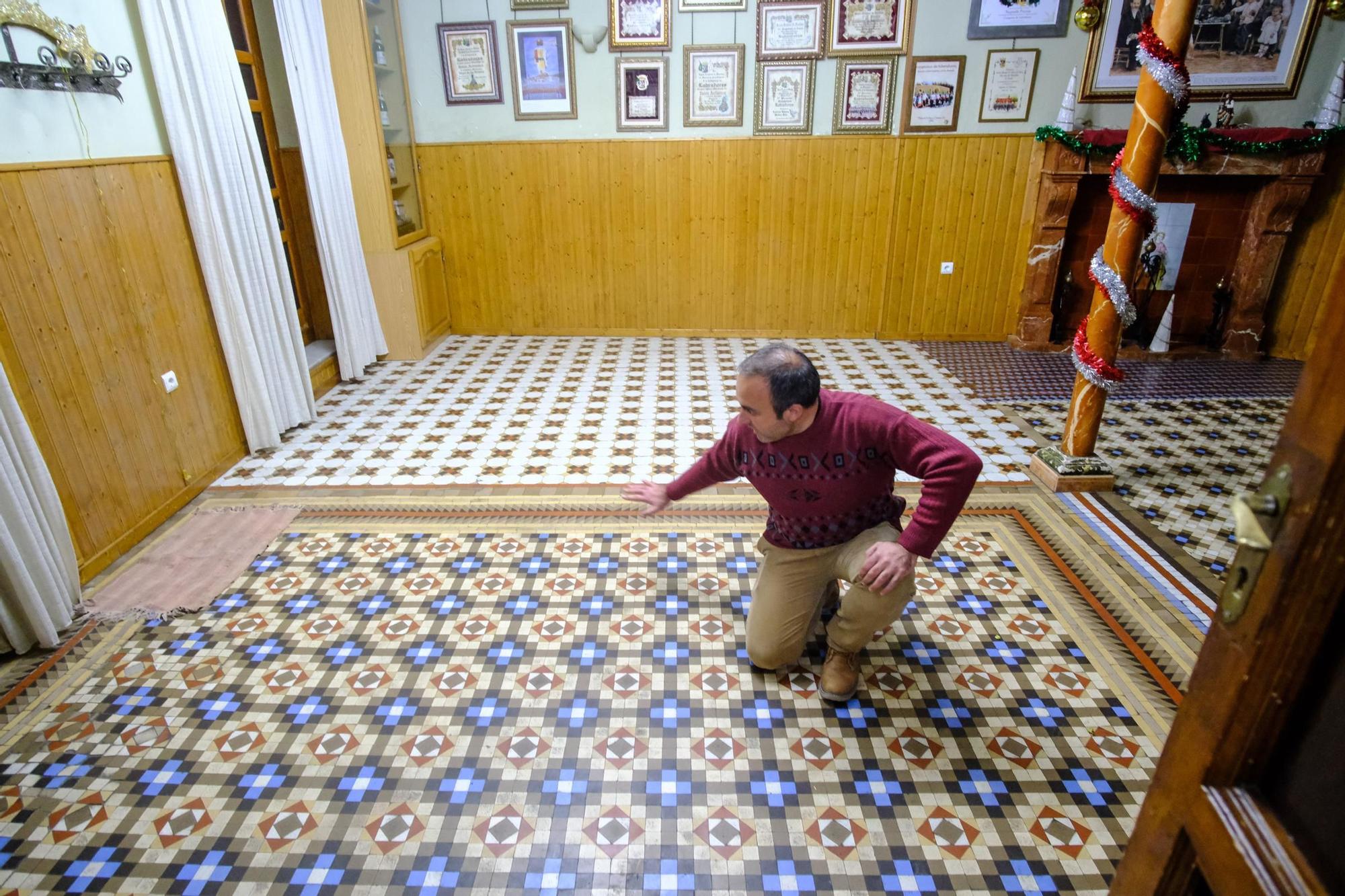 Así son los curiosos suelos de mosaicos de cerámica Nolla de Villena