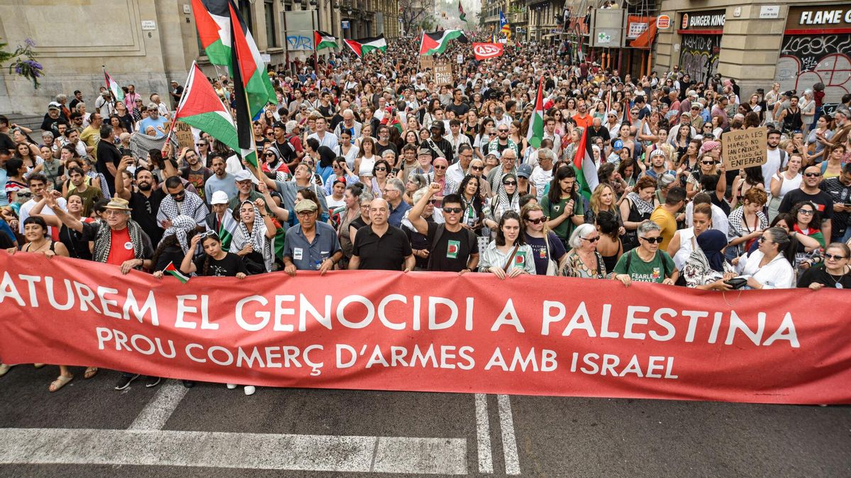 Miles de personas se manifiestan en Barcelona en solidaridad con el pueblo palestino bajo el lema de "¡Basta! Paremos el genocidio en Palestina"