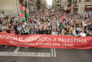 Miles de personas se manifiestan en Barcelona en solidaridad con el pueblo palestino bajo el lema de "¡Basta! Paremos el genocidio en Palestina"