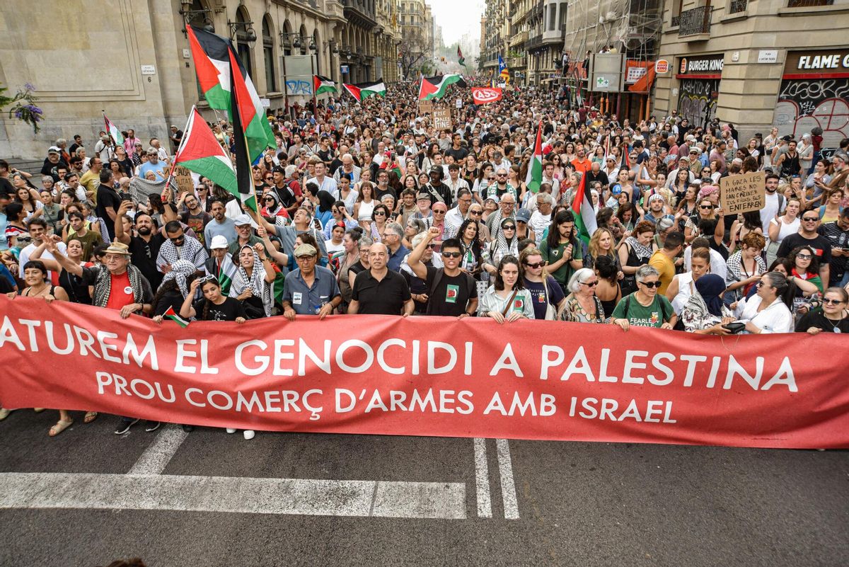 Miles de personasse manifiestan en Barcelona en solidaridad con el pueblo palestino bajo el lema de ¡Basta! Paremos el genocidio en Palestina Miles de personasse manifiestan en Barcelona en solidaridad con el pueblo palestino bajo el lema de ¡Basta! Paremos el genocidio en Palestina