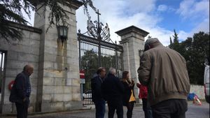 turistas-a-la-puerta-del-valle-de-los-cados