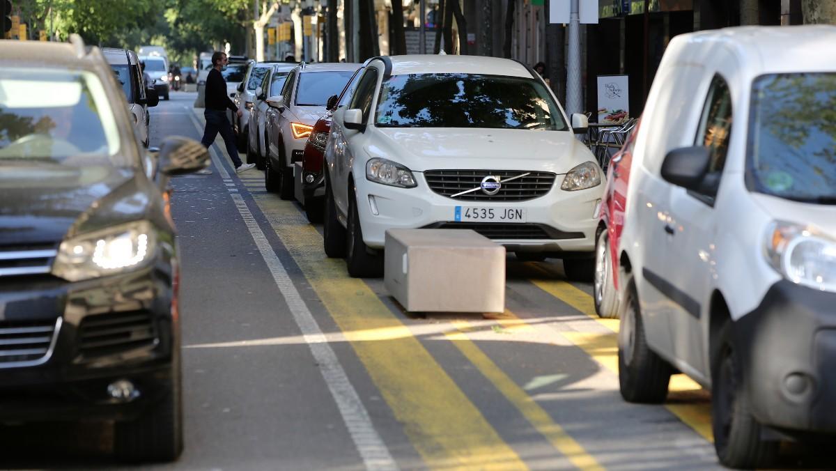 A primera hora de la mañana, el carril peatonal en la calle de Consell de Cent se convierte en improvisado punto de aparcamiento de los padres que acompañan a sus hijos a la escuela. 