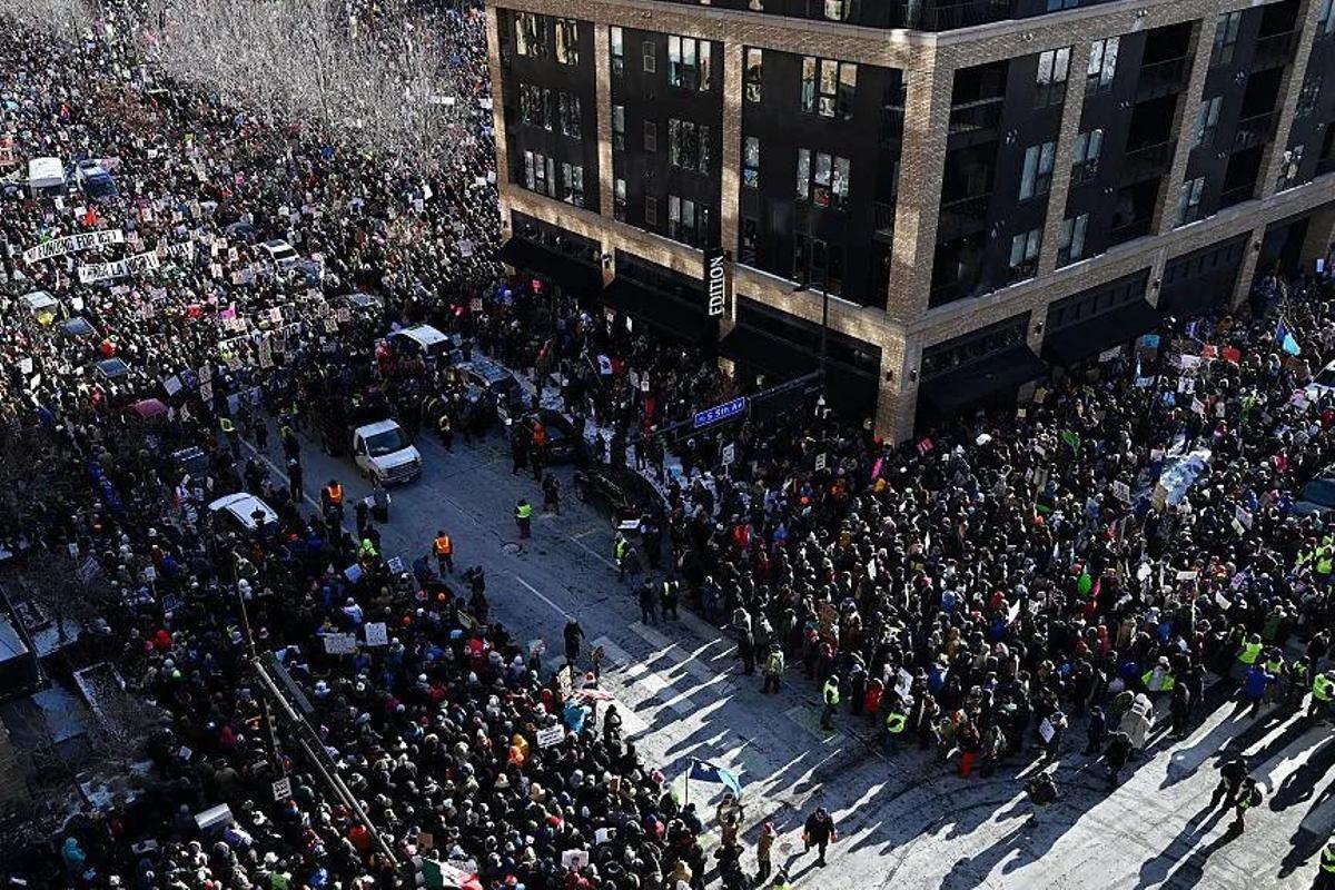 Manifestación en Minneapolis tras otro exceso de la policia federal, que acabó con la vida de un enfermero