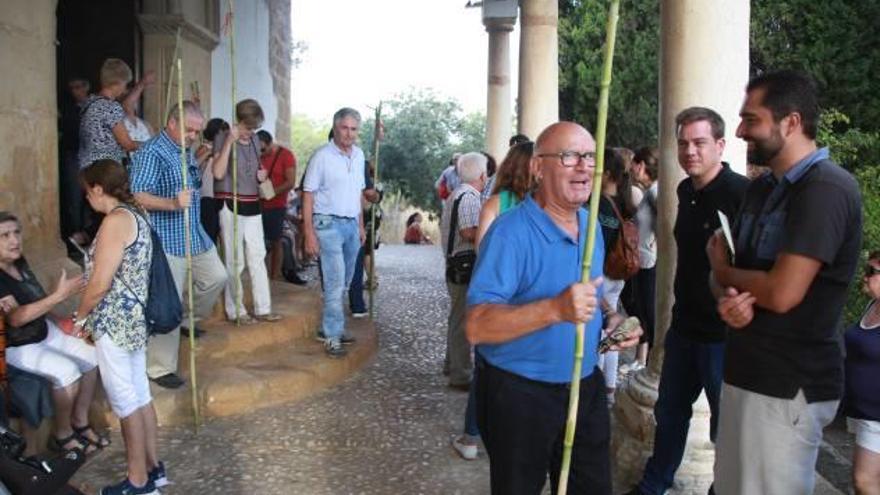 El alcalde y el concejal de Cultura, Roger Cerdà y Jordi Estellés, a la derecha, fuera de Sant Feliu, ayer.