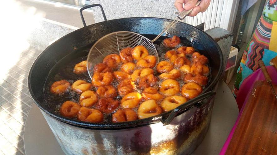 Bunyols-Zeit: Ran an die frittierten Kartoffel-Donuts!