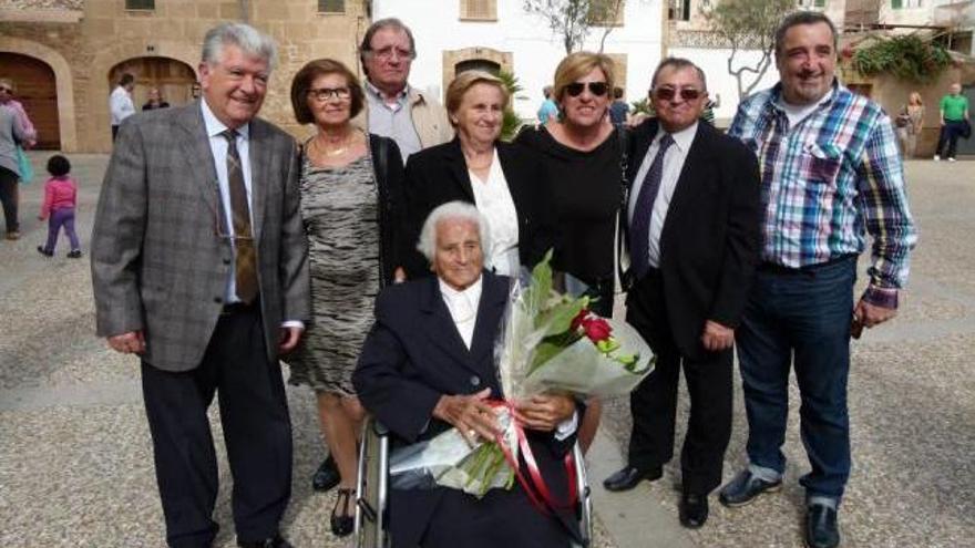 Alcúdia homenajea a una centenaria