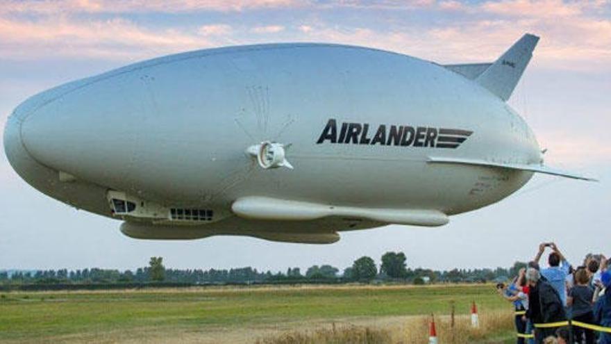 El Airlander 10 en su primer vuelo.