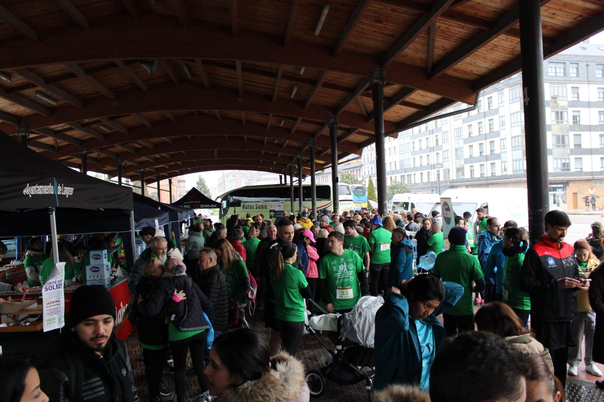 Así fue la carrera contra el cáncer en Langreo: Medio millar de valientes desafían a la lluvia por una buena causa